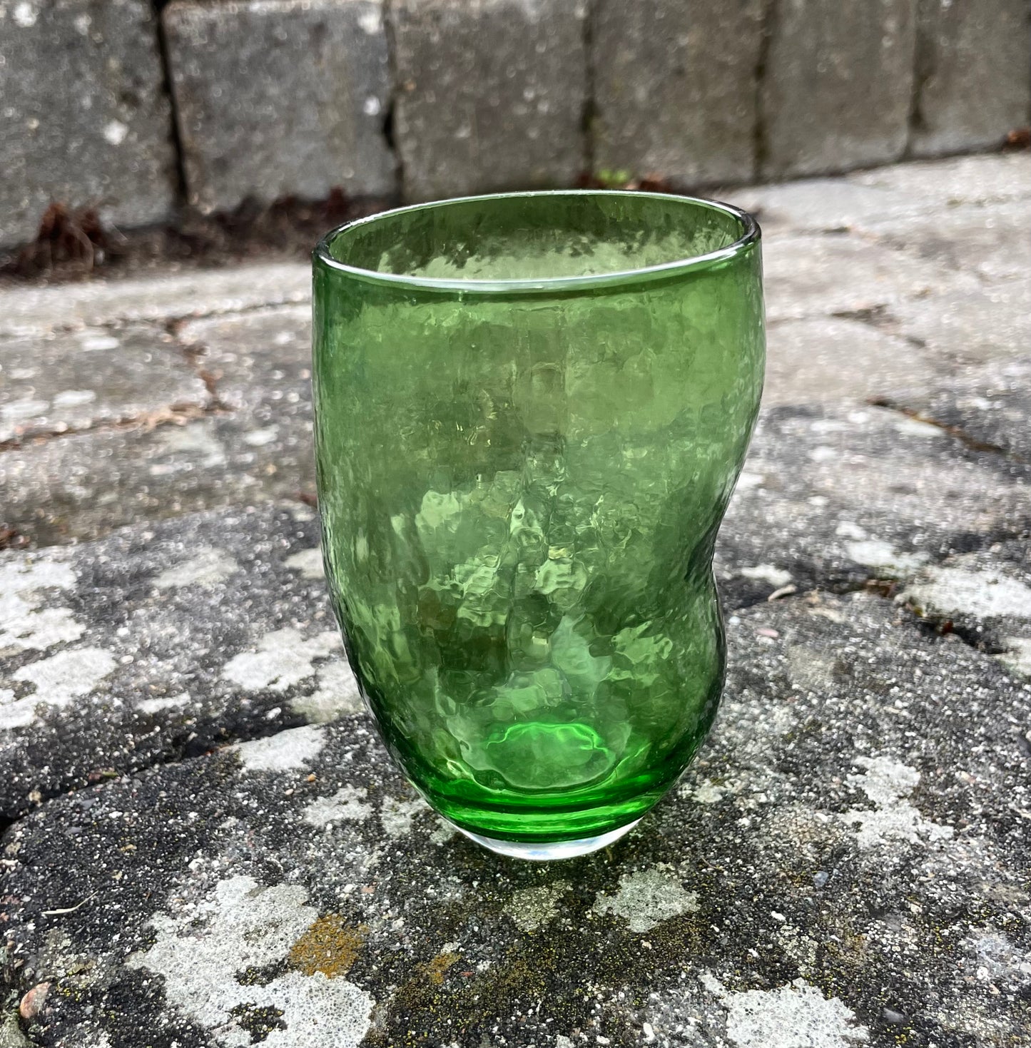Skævt vandglas, lys grøn
