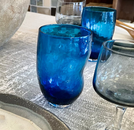 Skævt vandglas, indigo