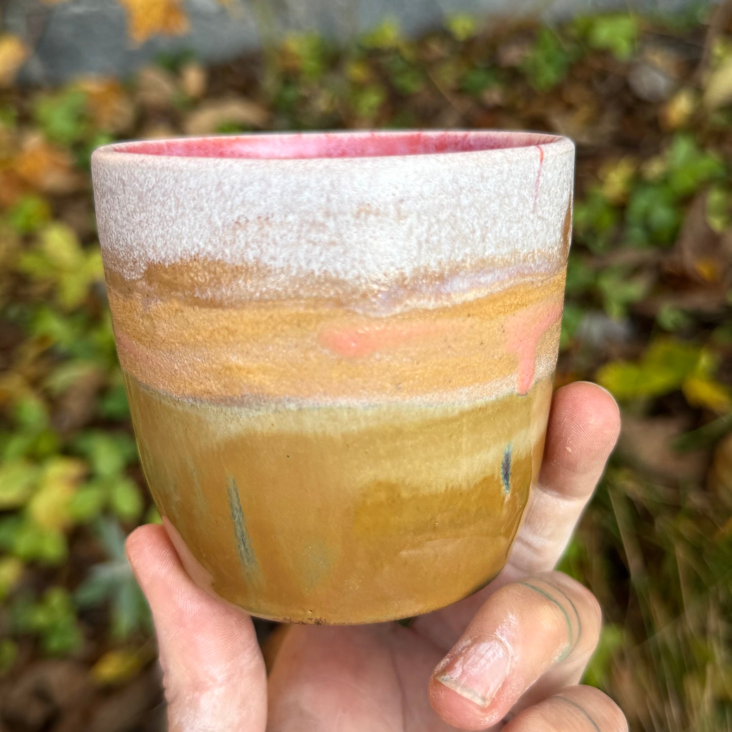 Krus med tomatfarvet midte