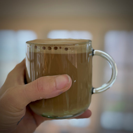 Kasse med 2 enkle glas krus af genbrugsglas