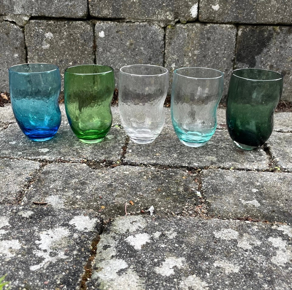 Skævt vandglas, indigo