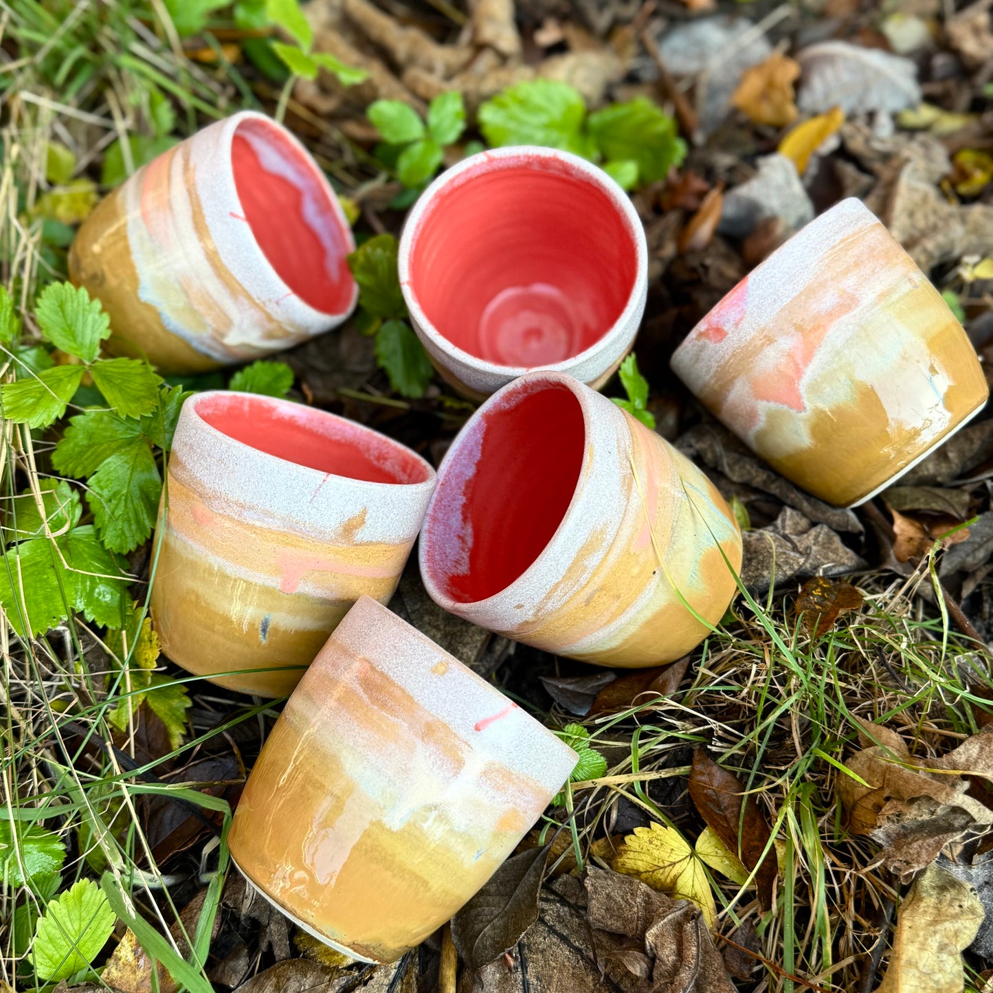 Krus med tomatfarvet midte