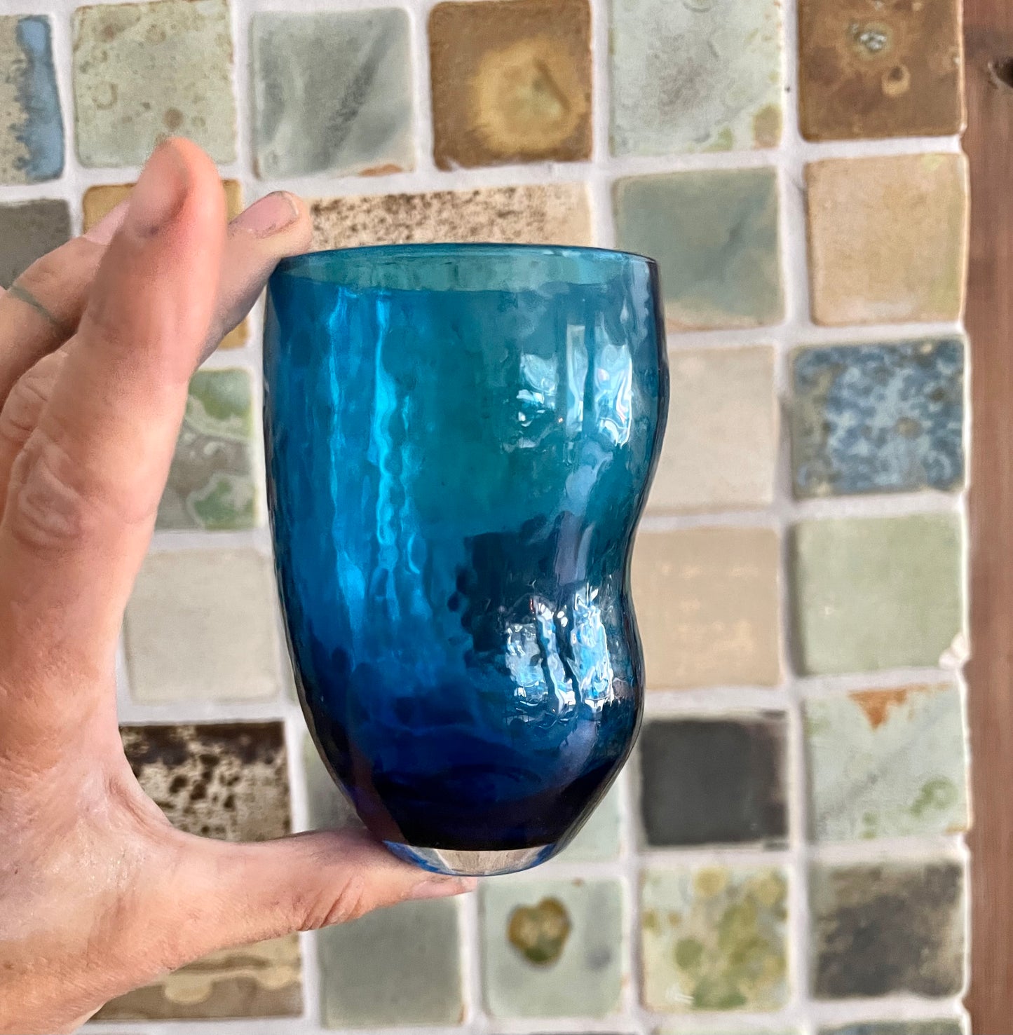 Skævt vandglas, indigo