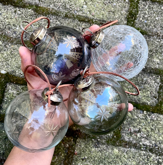 4 smukke, gedigne glaskugler