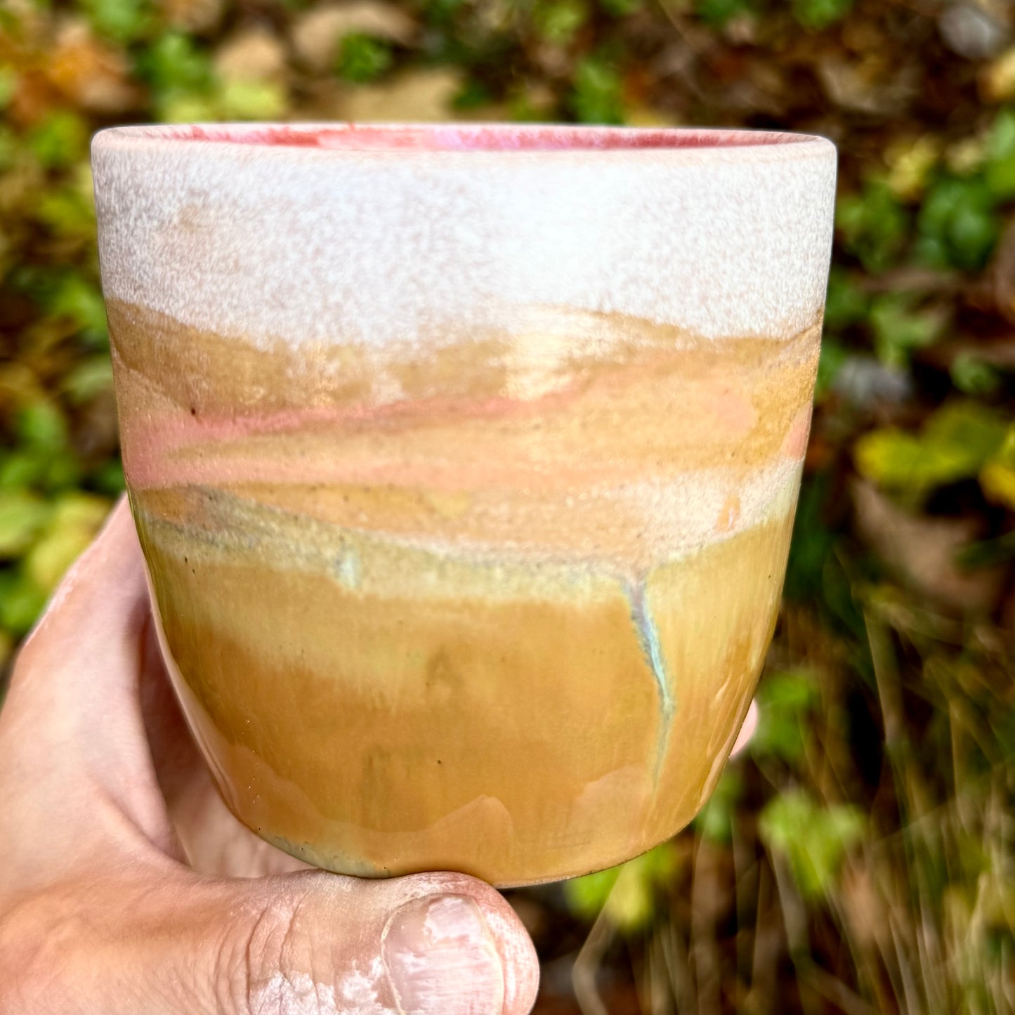 Krus med tomatfarvet midte