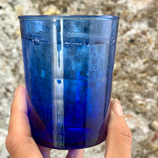 Blåt vandglas, af genbrugsglas