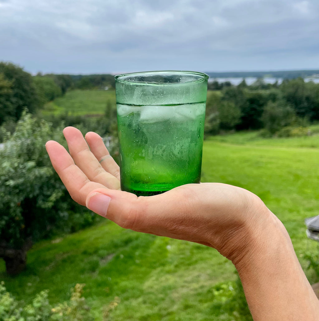 Grønt vandglas, af genbrugsglas