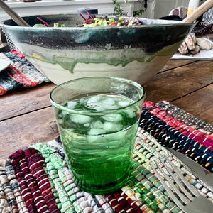 Grønt vandglas pustet af genbrugsglas